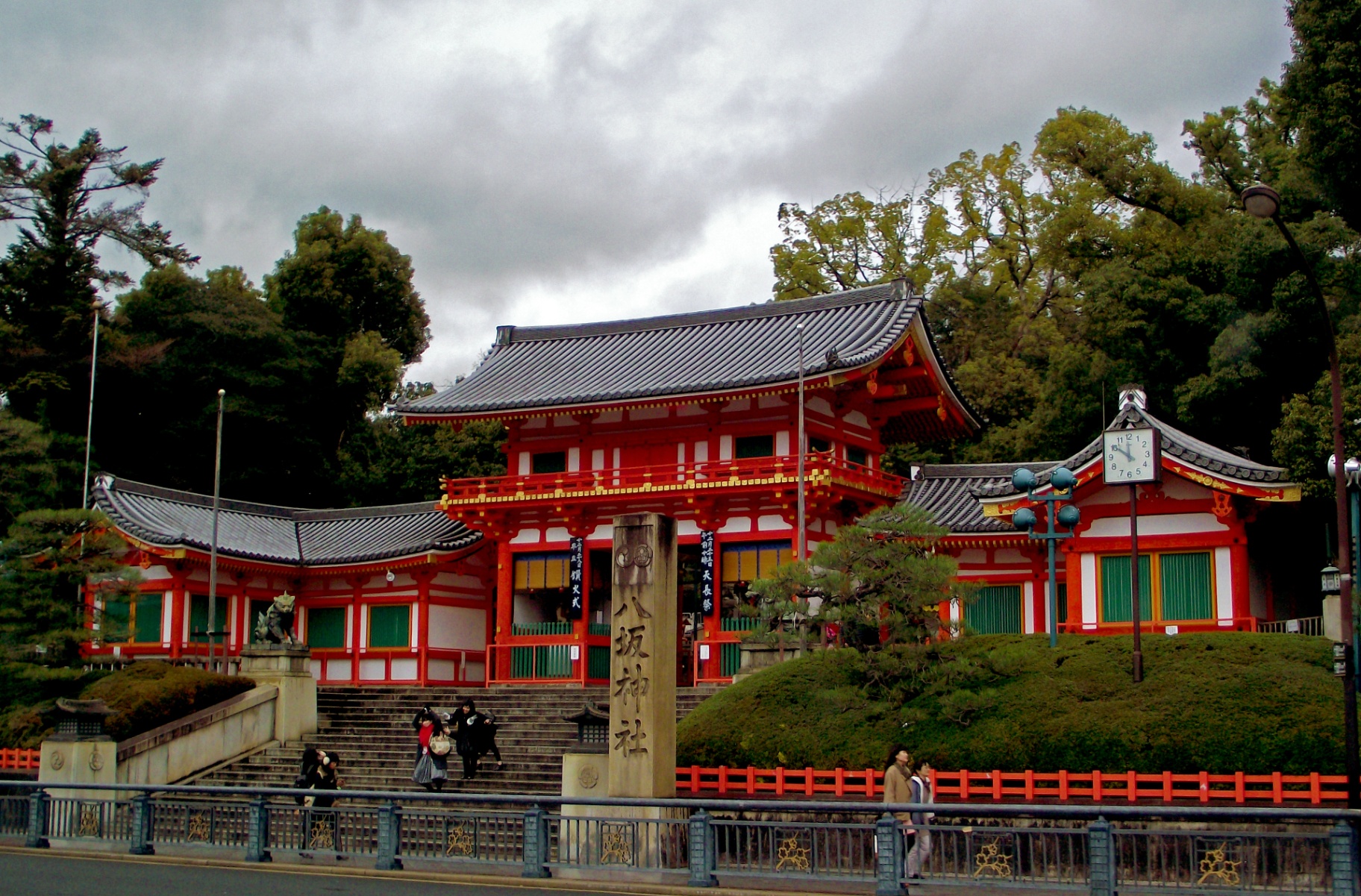 The red entrance gate of Yasaka Shrine